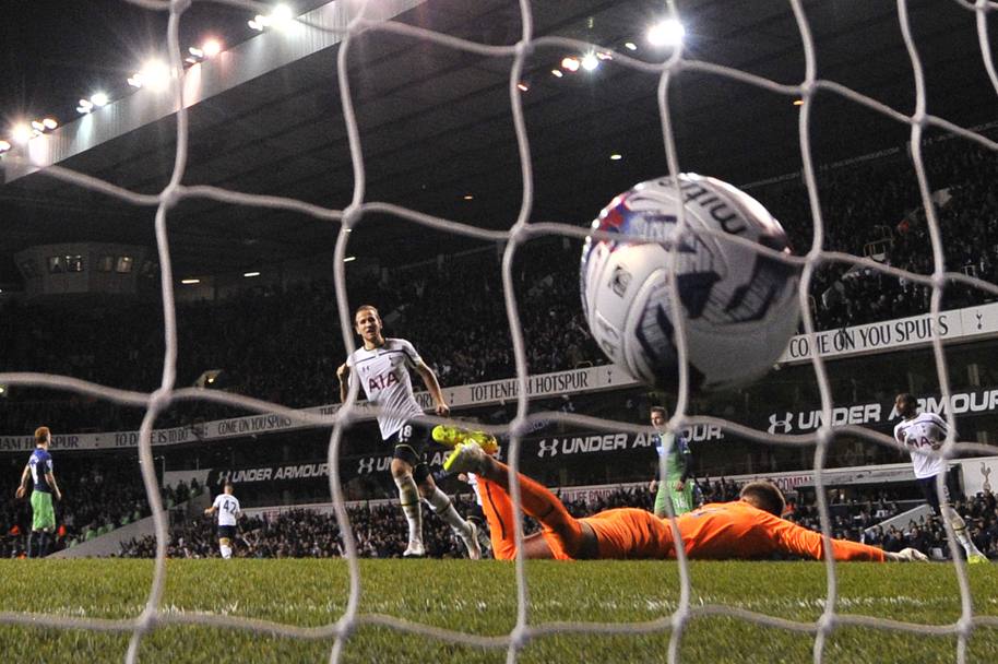 Londra: terzo gol del Tottenham, siglato da Hary Kane, duranteil quarto di finale di Coppa di lega contro il Newcastle (Afp)